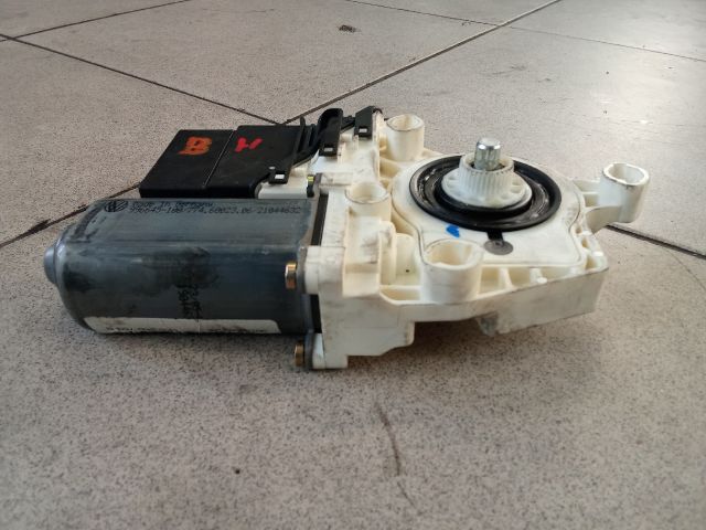 bontott VW GOLF V Bal hátsó Ablakemelő Motor