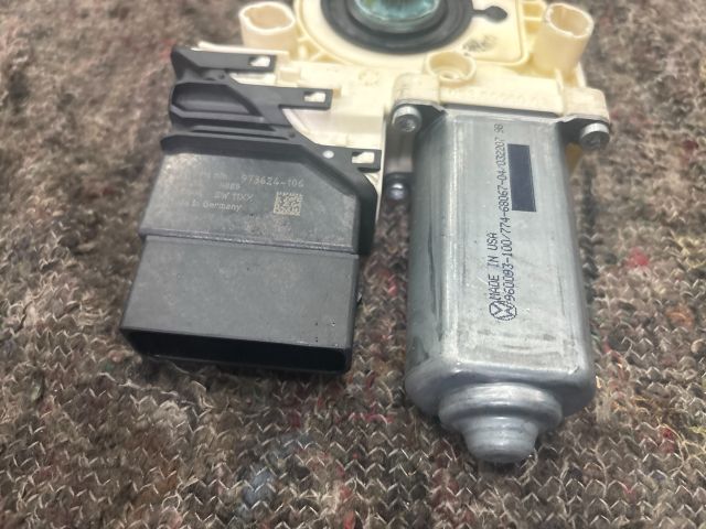 bontott VW GOLF V Bal hátsó Ablakemelő Motor