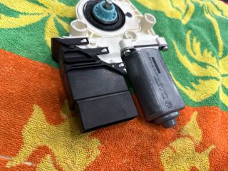 bontott VW GOLF V Bal hátsó Ablakemelő Motor