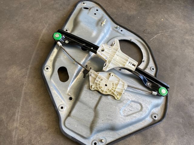 bontott VW GOLF V Bal hátsó Ablakemelő Szerkezet (Elektromos)