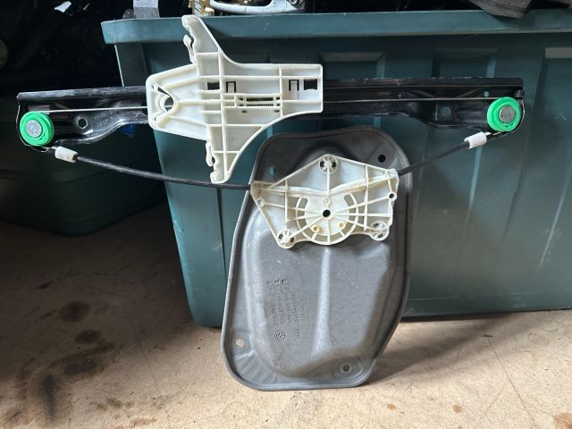 bontott VW GOLF V Bal hátsó Ablakemelő Szerkezet (Elektromos)