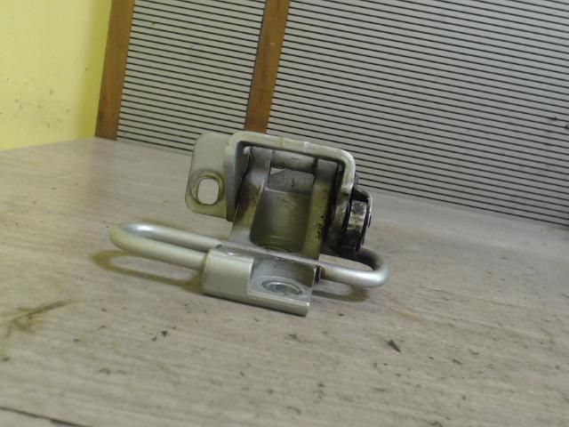 bontott VW GOLF V Bal hátsó Alsó Zsanér