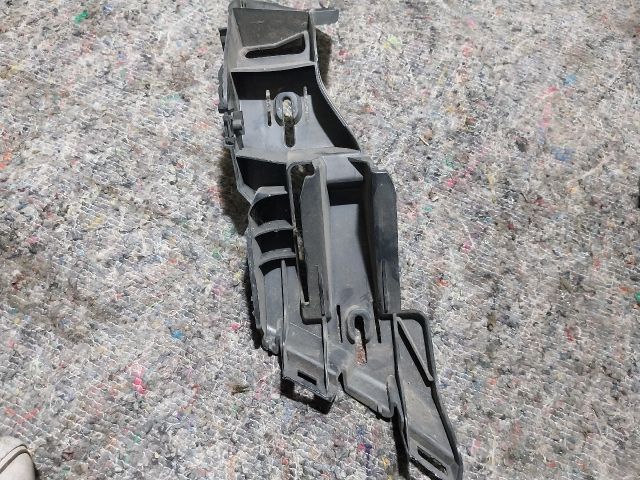 bontott VW GOLF V Bal hátsó Lökhárító Tartó (Műanyag)