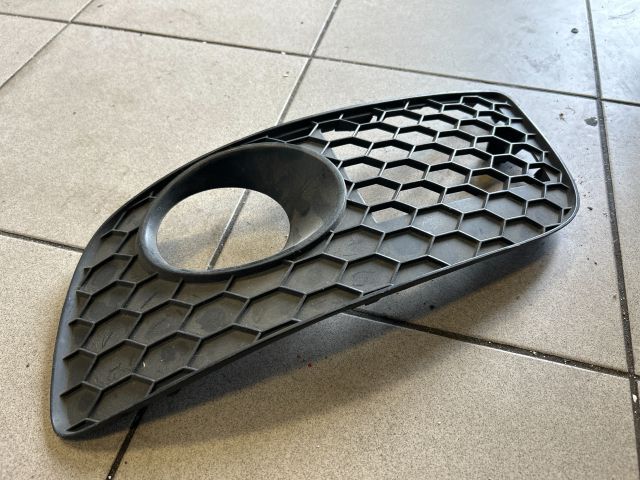 bontott VW GOLF V Bal Ködlámpa Rács