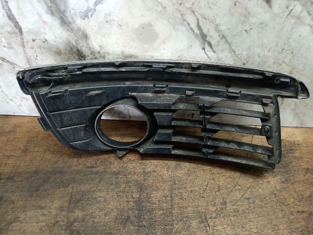 bontott VW GOLF V Bal Ködlámpa Rács