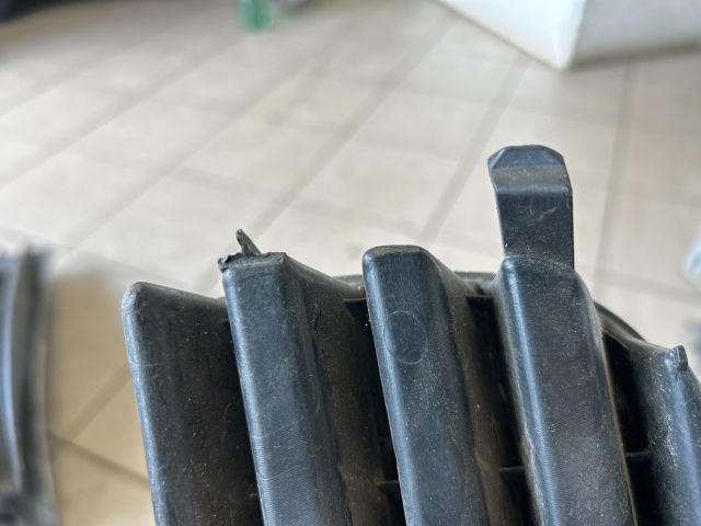 bontott VW GOLF V Bal Ködlámpa Rács