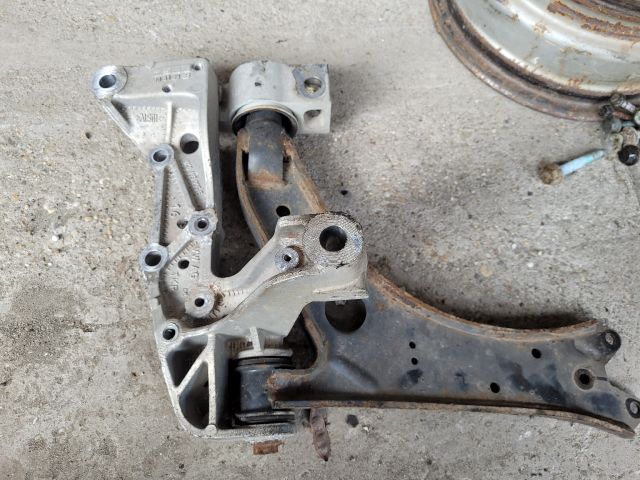 bontott VW GOLF V Bal Lengőkar Tartó