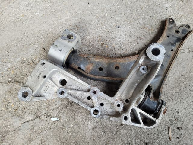 bontott VW GOLF V Bal Lengőkar Tartó