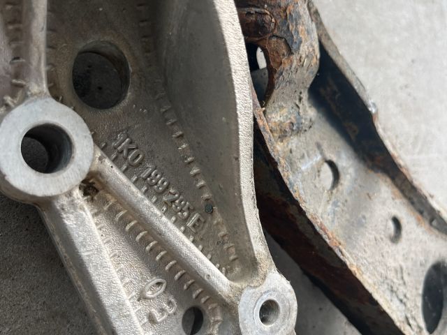 bontott VW GOLF V Bal Lengőkar Tartó