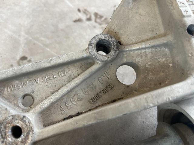 bontott VW GOLF V Bal Lengőkar Tartó