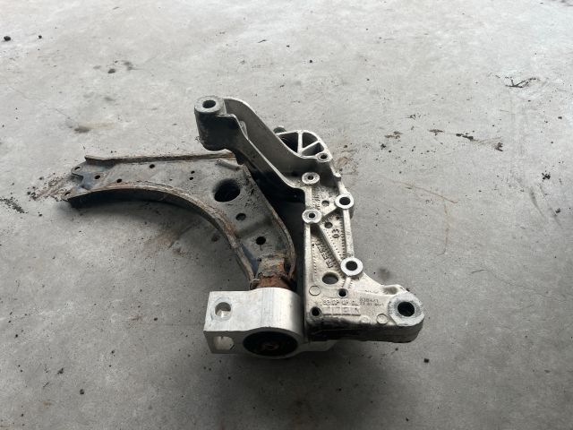 bontott VW GOLF V Bal Lengőkar Tartó