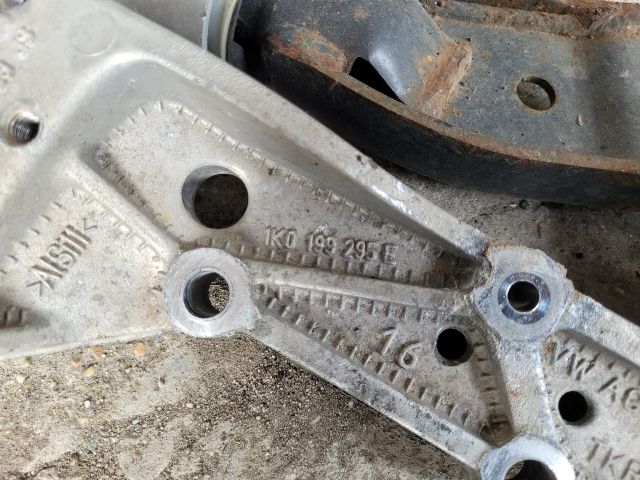 bontott VW GOLF V Bal Lengőkar Tartó