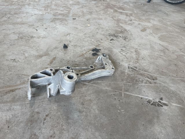 bontott VW GOLF V Bal Lengőkar Tartó