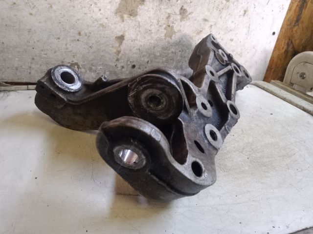 bontott VW GOLF V Bal Lengőkar Tartó