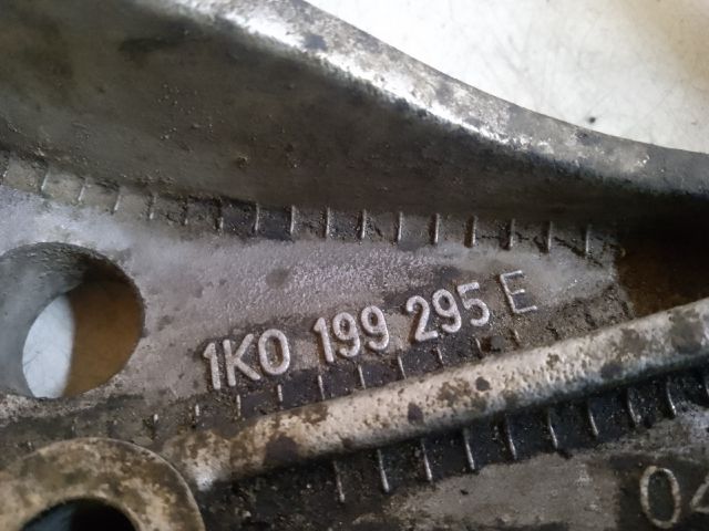 bontott VW GOLF V Bal Lengőkar Tartó