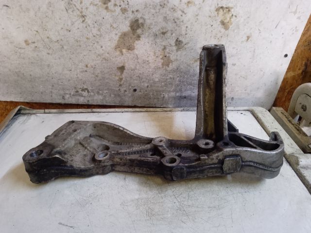 bontott VW GOLF V Bal Lengőkar Tartó