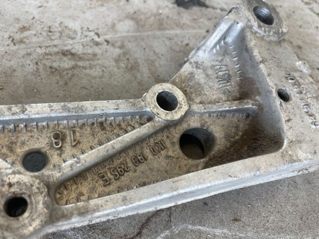 bontott VW GOLF V Bal Lengőkar Tartó