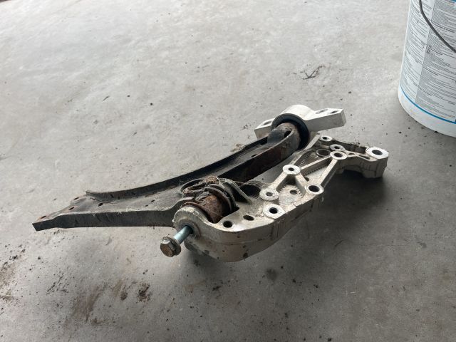 bontott VW GOLF V Bal Lengőkar Tartó