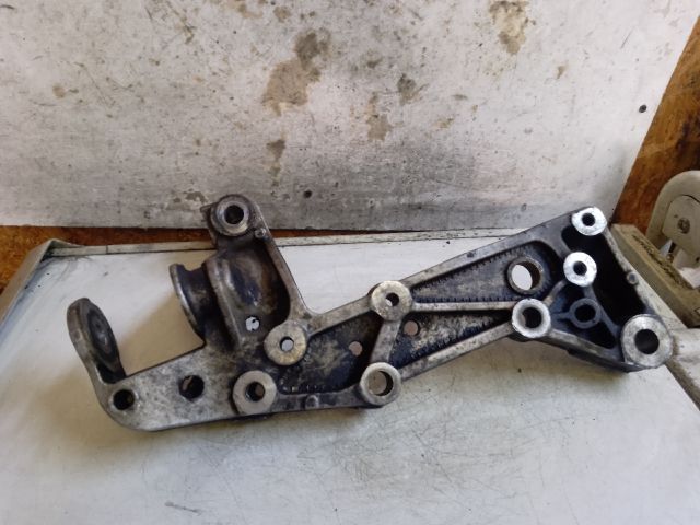 bontott VW GOLF V Bal Lengőkar Tartó