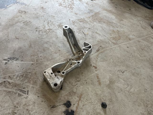 bontott VW GOLF V Bal Lengőkar Tartó