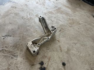 bontott VW GOLF V Bal Lengőkar Tartó