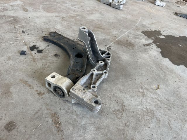 bontott VW GOLF V Bal Lengőkar Tartó