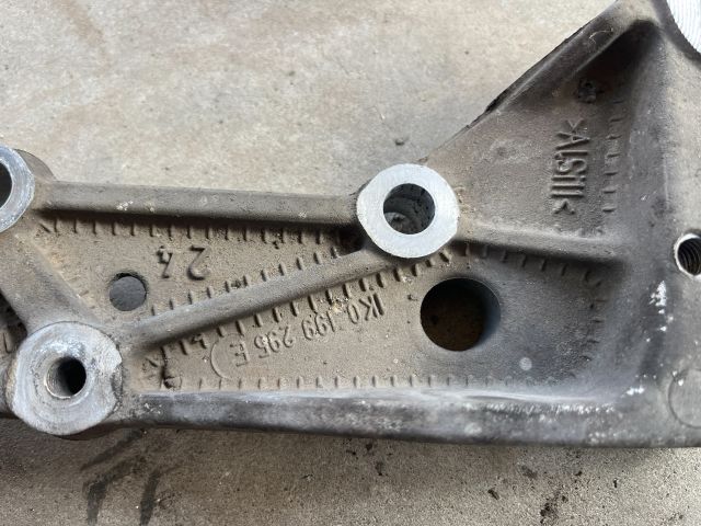 bontott VW GOLF V Bal Lengőkar Tartó