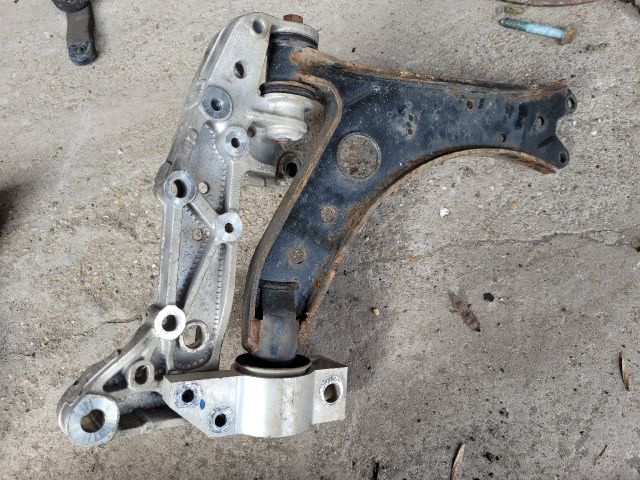 bontott VW GOLF V Bal Lengőkar Tartó