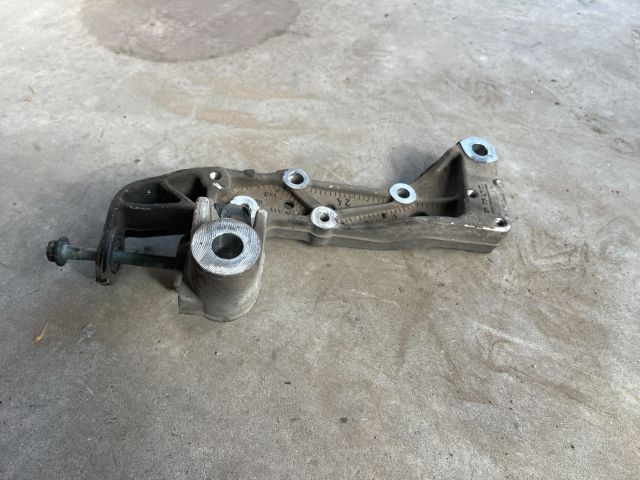 bontott VW GOLF V Bal Lengőkar Tartó