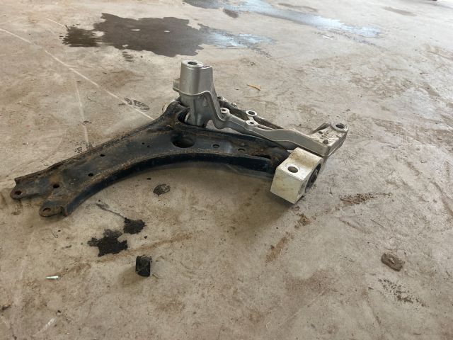 bontott VW GOLF V Bal Lengőkar Tartó