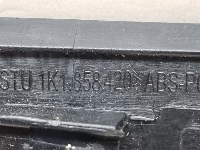 bontott VW GOLF V Bal Műszerfal Díszléc