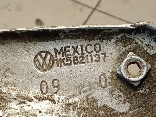 bontott VW GOLF V Bal Sárvédő Oldaltartó