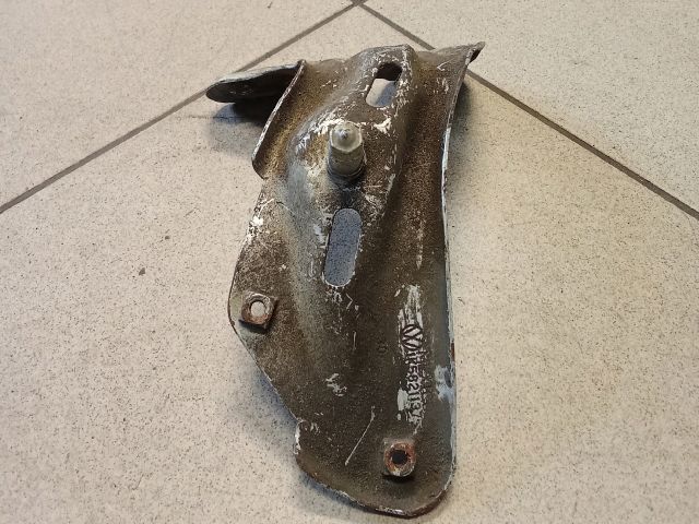 bontott VW GOLF V Bal Sárvédő Oldaltartó