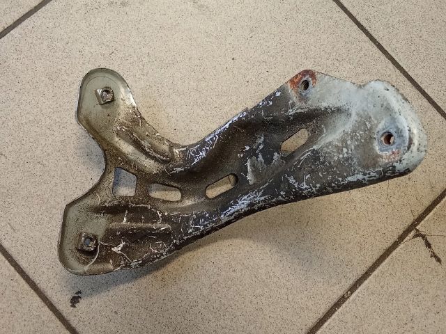 bontott VW GOLF V Bal Sárvédő Oldaltartó