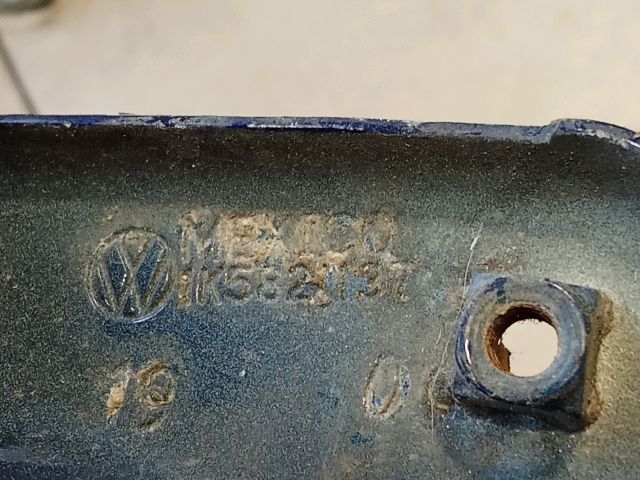 bontott VW GOLF V Bal Sárvédő Oldaltartó