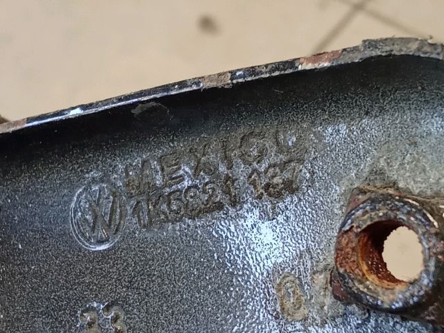 bontott VW GOLF V Bal Sárvédő Oldaltartó