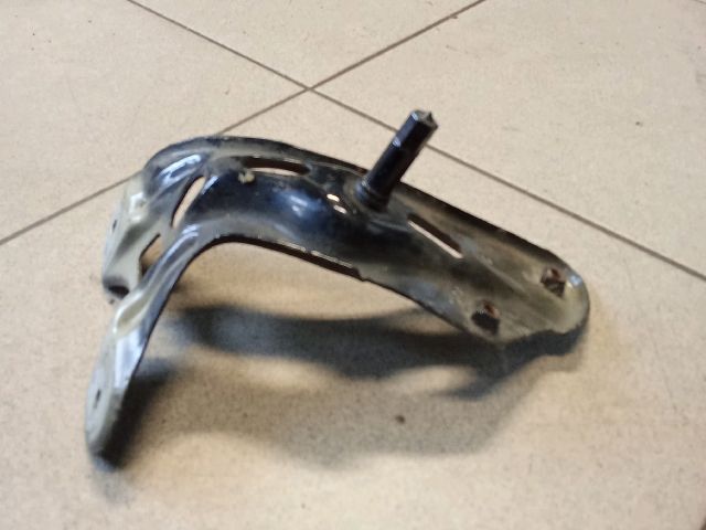 bontott VW GOLF V Bal Sárvédő Oldaltartó