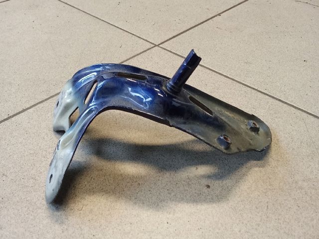 bontott VW GOLF V Bal Sárvédő Oldaltartó