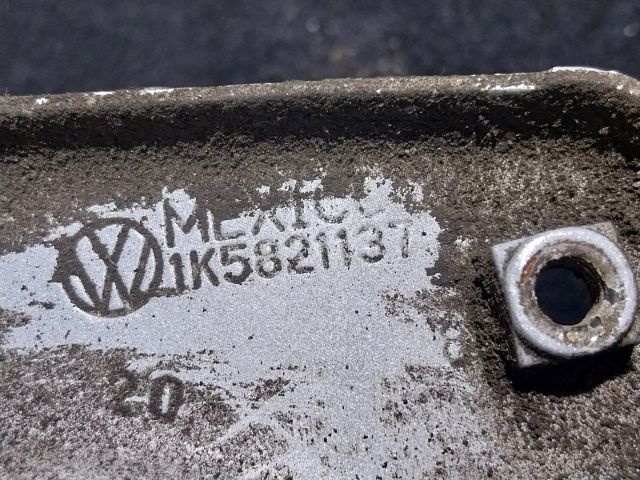 bontott VW GOLF V Bal Sárvédő Oldaltartó