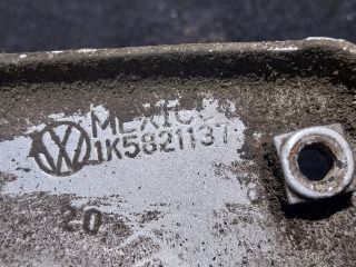 bontott VW GOLF V Bal Sárvédő Oldaltartó