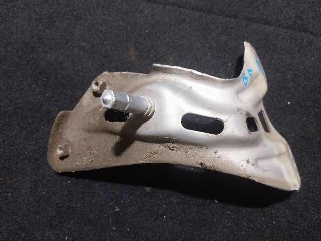 bontott VW GOLF V Bal Sárvédő Oldaltartó