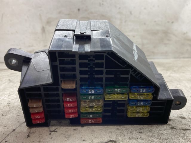 bontott VW GOLF V Biztosítéktábla Doboz