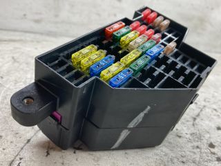 bontott VW GOLF V Biztosítéktábla Doboz