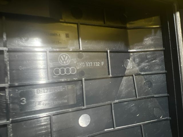 bontott VW GOLF V Biztosítéktábla Fedél