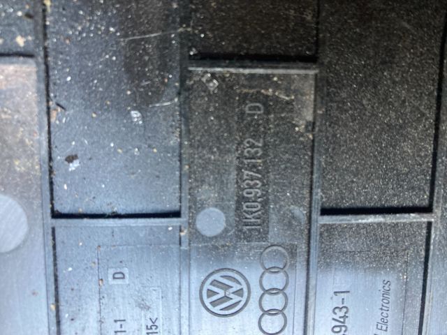 bontott VW GOLF V Biztosítéktábla Fedél