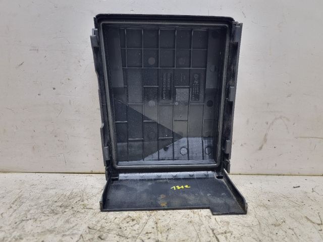 bontott VW GOLF V Biztosítéktábla Fedél