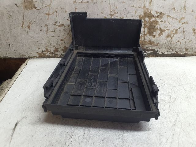 bontott VW GOLF V Biztosítéktábla Fedél