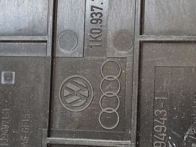 bontott VW GOLF V Biztosítéktábla Fedél