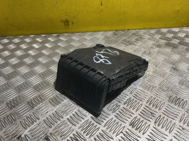 bontott VW GOLF V Biztosítéktábla Fedél