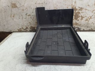 bontott VW GOLF V Biztosítéktábla Fedél